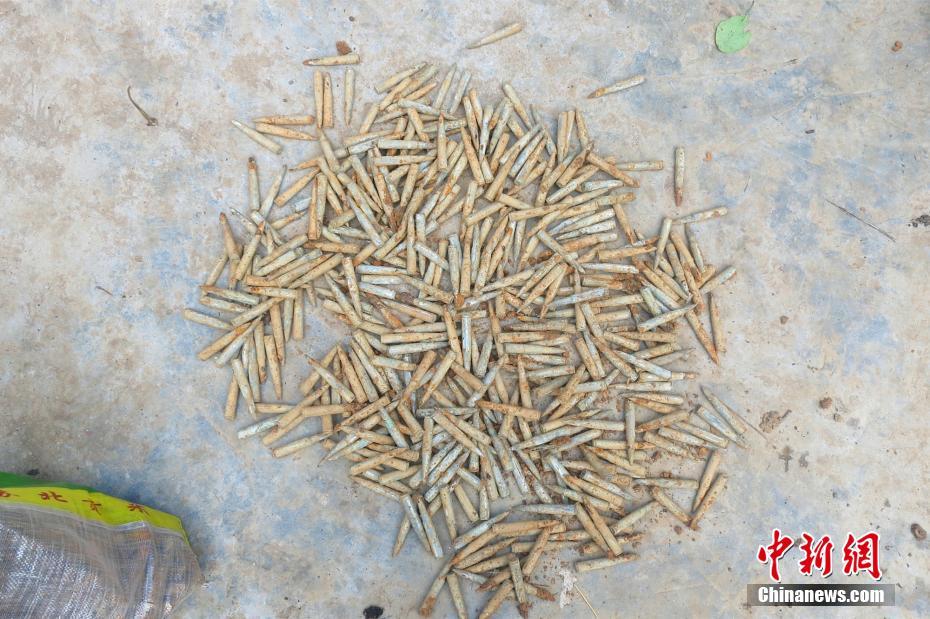 Mil balas de espingarda encontradas em campo de cultivo em Hubei