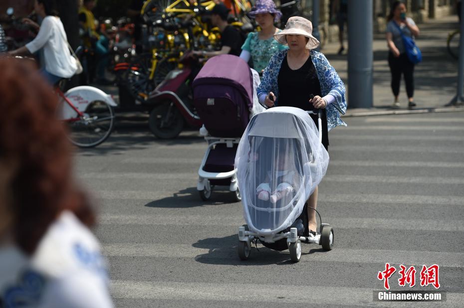 Termómetros sobem acima dos 35aC em Beijing