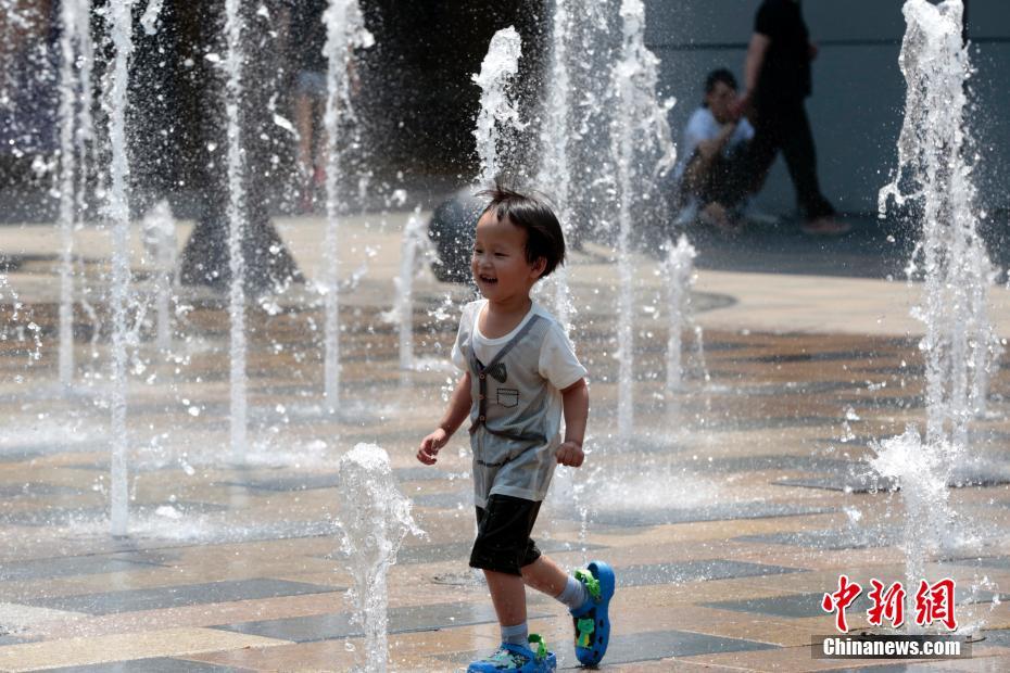 Termómetros sobem acima dos 35aC em Beijing