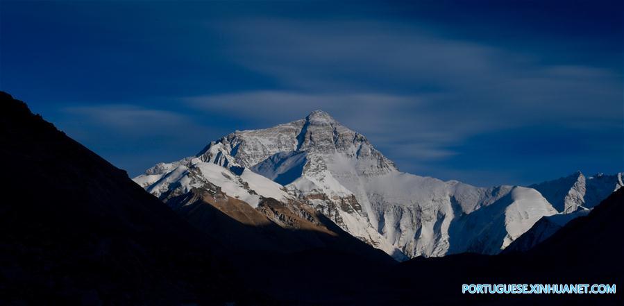 Cenário do Monte Qomolangma na fronteira entre China e Nepal