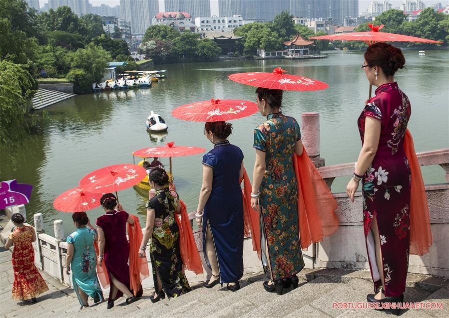 Mulheres apresentam Qipao em Anhui no leste da China