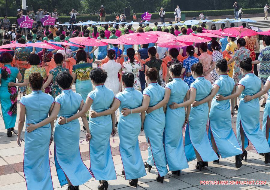 Mulheres apresentam Qipao em Anhui no leste da China