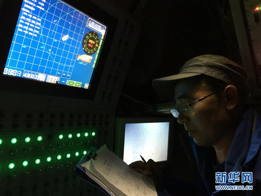 Submersível chinês “Jiaolong” atinge profundezas do oceano