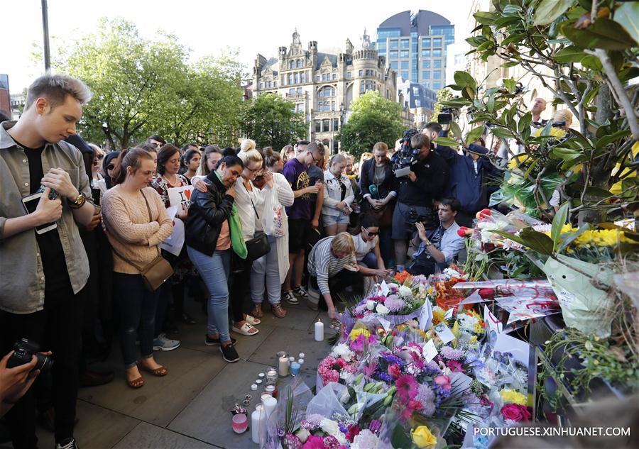 Centenas de pessoas homenageiam vítimas do ataque terrorista em Manchester