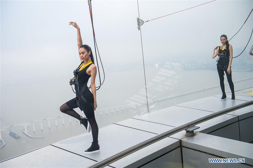 Desfile de moda é realizado na Torre de Macau, a 233 metros de altura