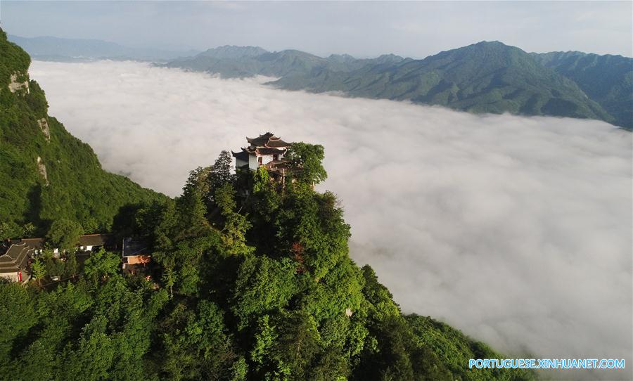 Cenário do Templo Taoista de Jiutai em Shaanxi no noroeste da China
