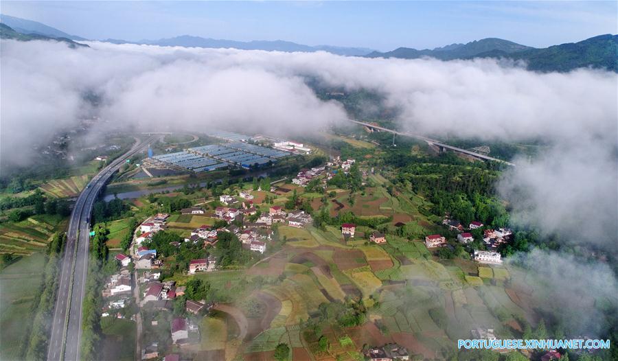 Cenário do Templo Taoista de Jiutai em Shaanxi no noroeste da China