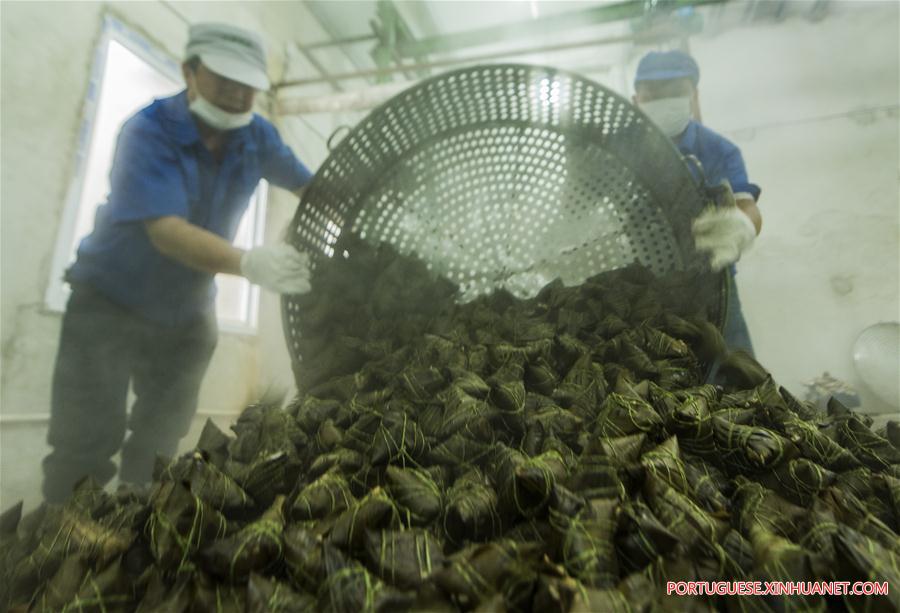 Zongzi, bolinho símbolo do Festival do Barco-Drag?o, é preparado em Hubei no centro da China