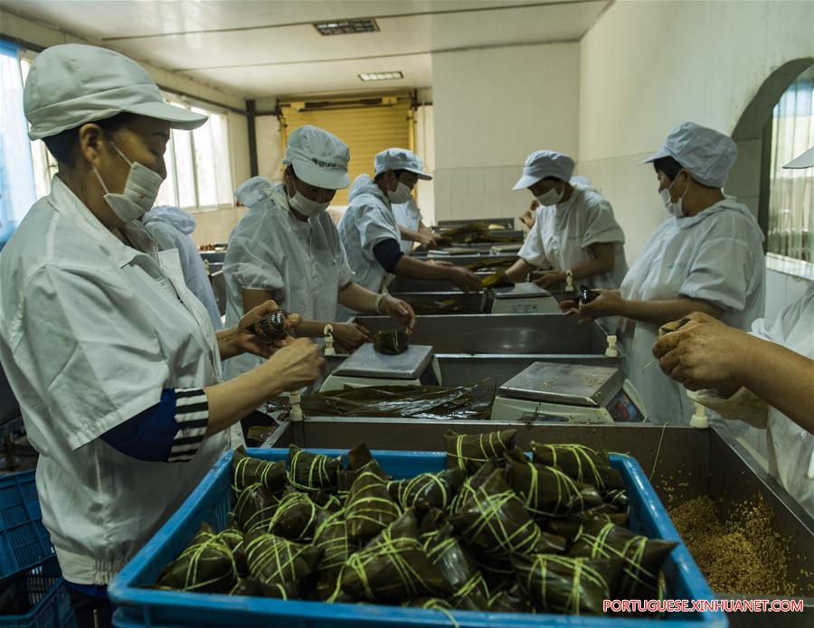 Zongzi, bolinho símbolo do Festival do Barco-Drag?o, é preparado em Hubei no centro da China