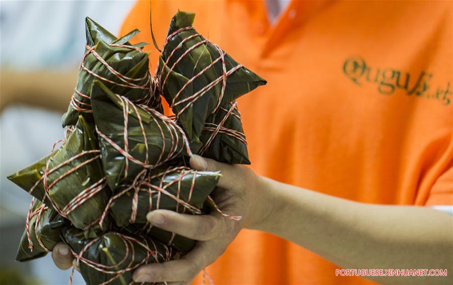 Zongzi, bolinho símbolo do Festival do Barco-Drag?o, é preparado em Hubei no centro da China