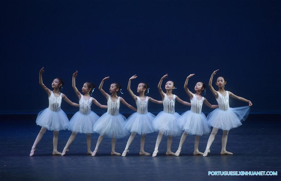 Estudantes mostram habilidades de balé durante apresenta??o conjunta em Beijing