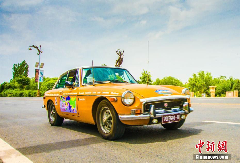 Frota de carros ‘vintage’ da Austrália percorre antiga Rota da Seda