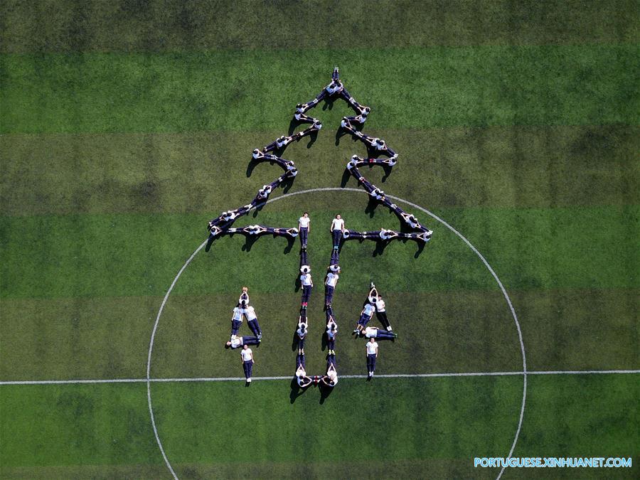 Estudantes posam para fotos de gradua??o no sudoeste da China