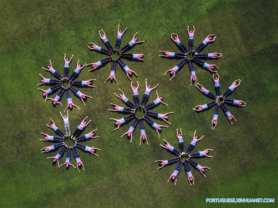 Estudantes posam para fotos de gradua??o no sudoeste da China