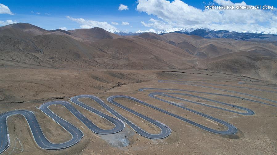 Estrada em zigue-zague no Tibete