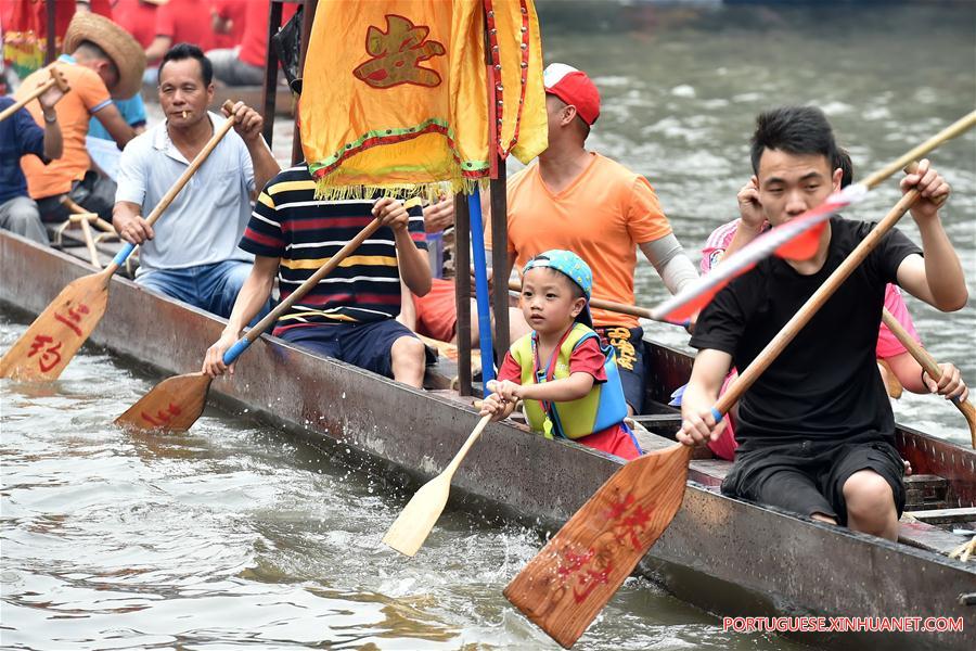 Corridas de barco saúdam chegada do Festival do Barco-Drag?o em Guangzhou
