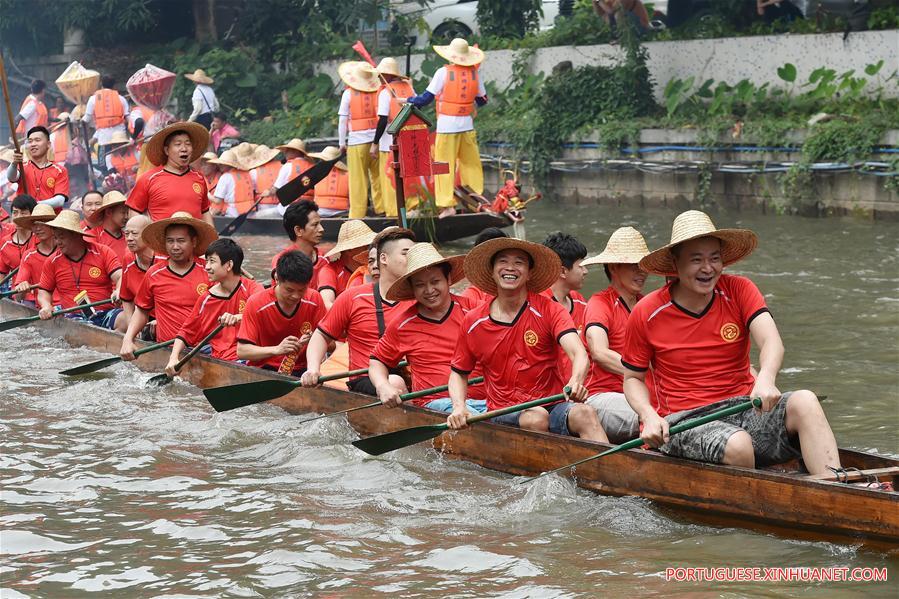 Corridas de barco saúdam chegada do Festival do Barco-Drag?o em Guangzhou