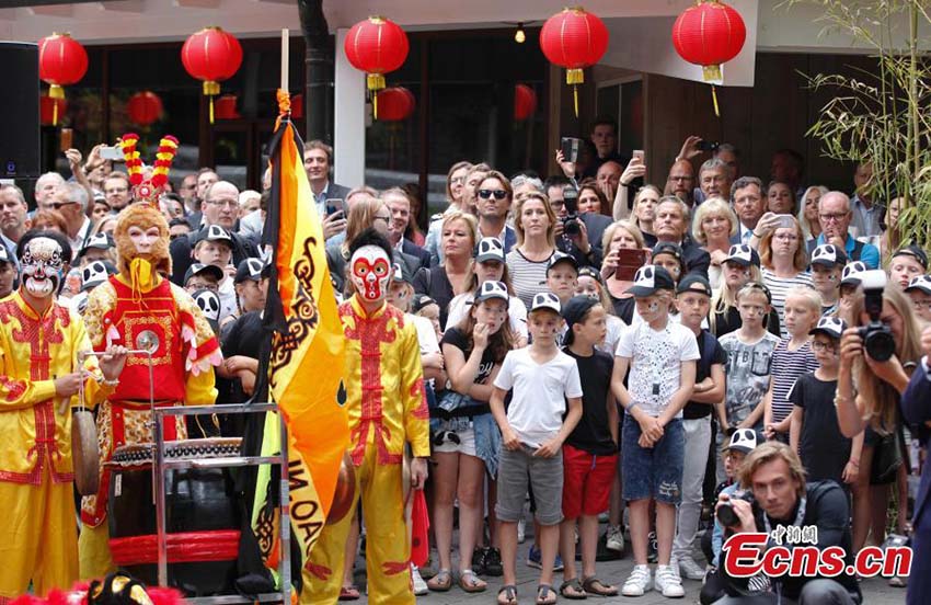 Dois pandas gigantes s?o apresentados ao público na Holanda
