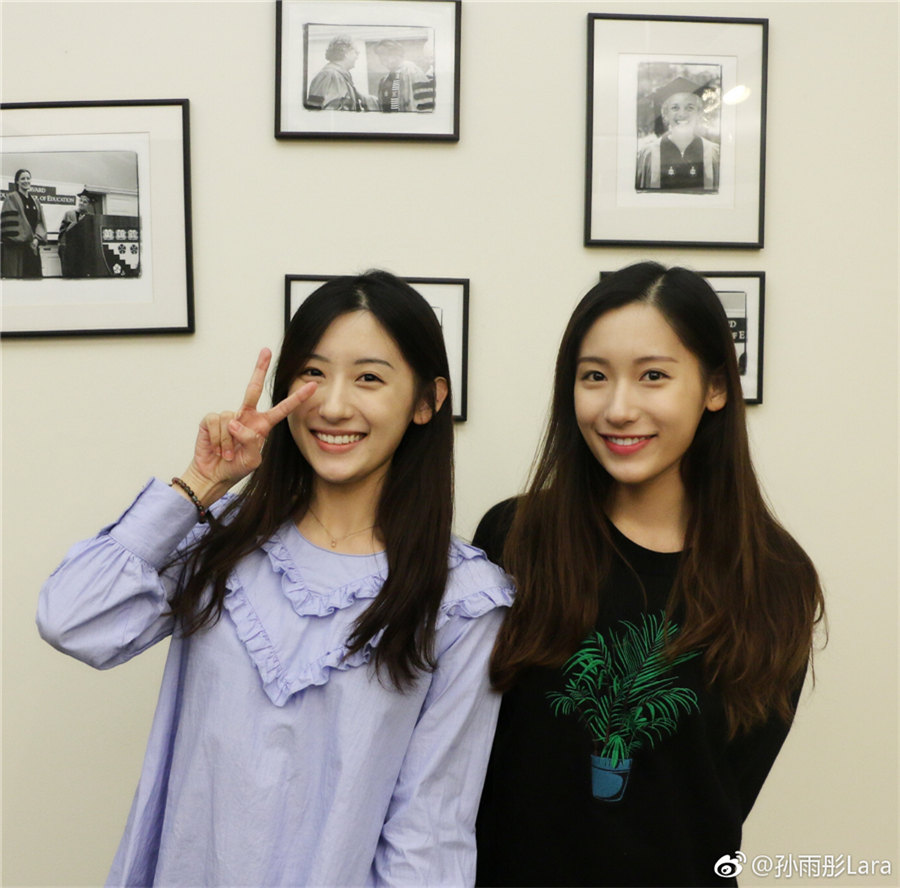 Gêmeas chinesas viram sensa??o online após terminarem os estudos em Harvard