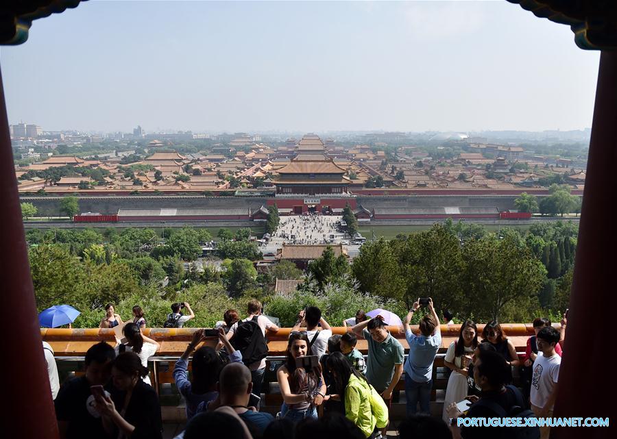 Turistas visitam Museu do Palácio durante Festival do Barco-Drag?o