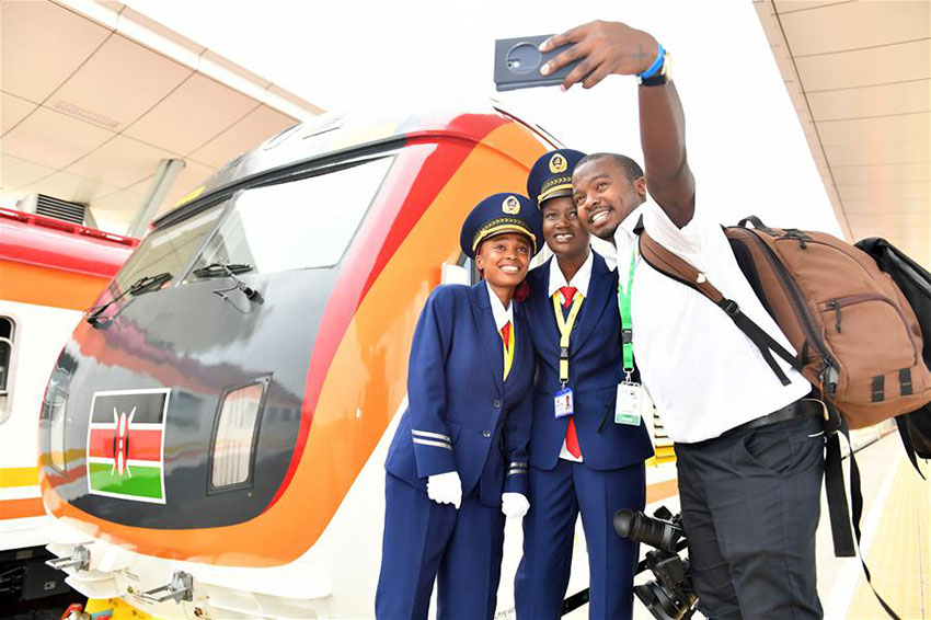 Quênia expande rede infraestrutural com novo trem construído pela China