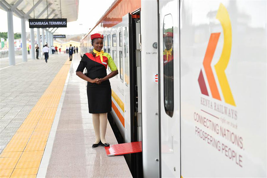 Quênia expande rede infraestrutural com novo trem construído pela China