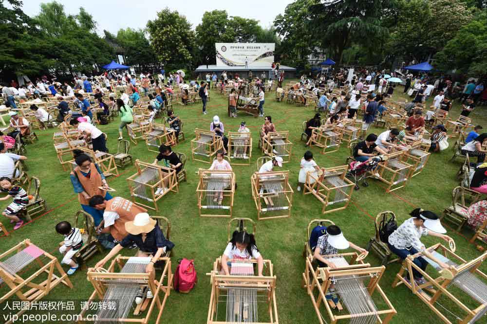 Visitantes experimentam teares tradicionais em Hangzhou