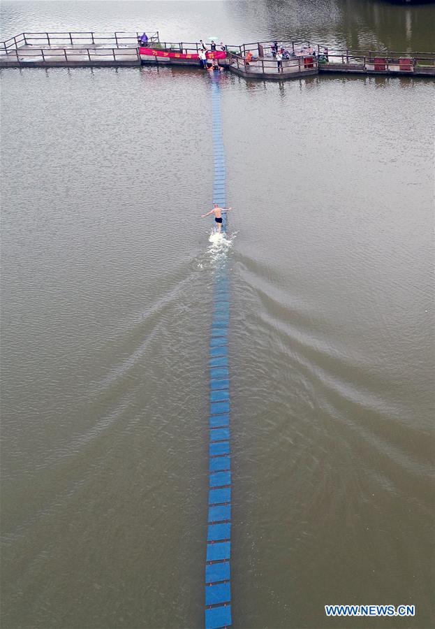 Monge de Shaolin “caminha” sobre a água