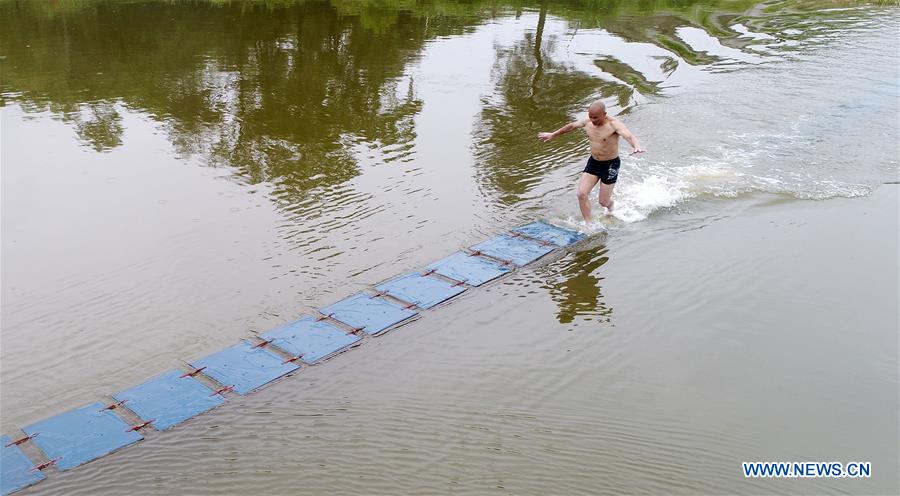 Monge de Shaolin “caminha” sobre a água