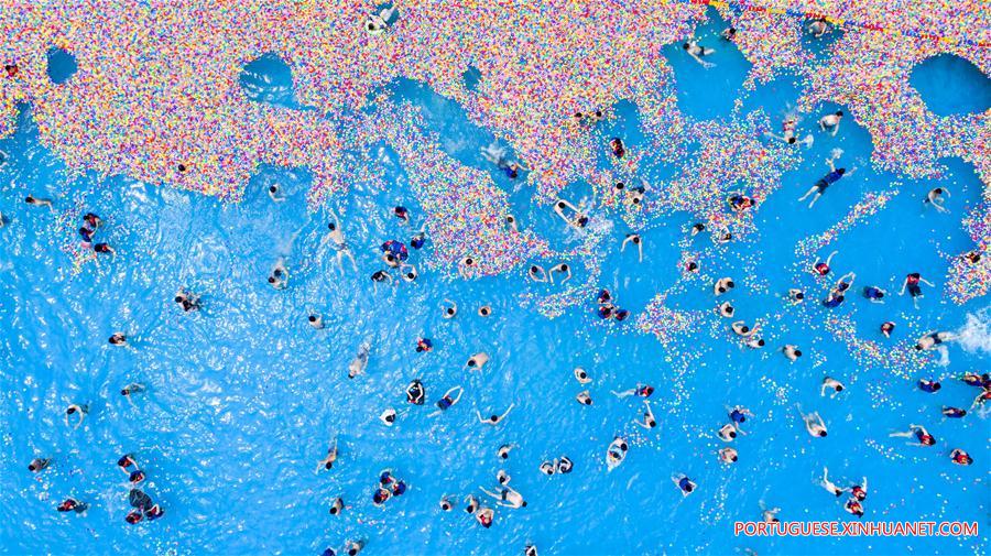 Turistas se refrescam em parque aquático em Wuhan no centro da China