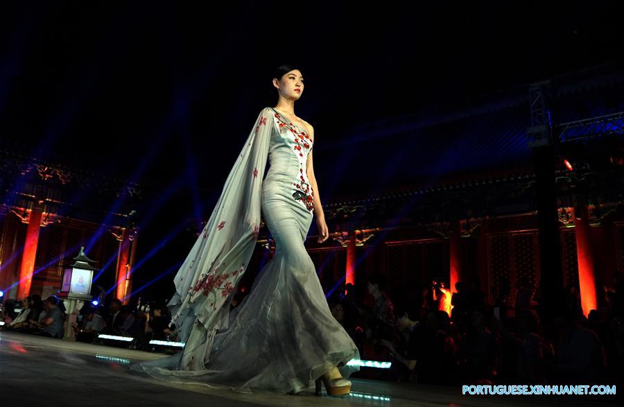 Cria??es do bordado de Suzhou s?o apresentadas em Beijing