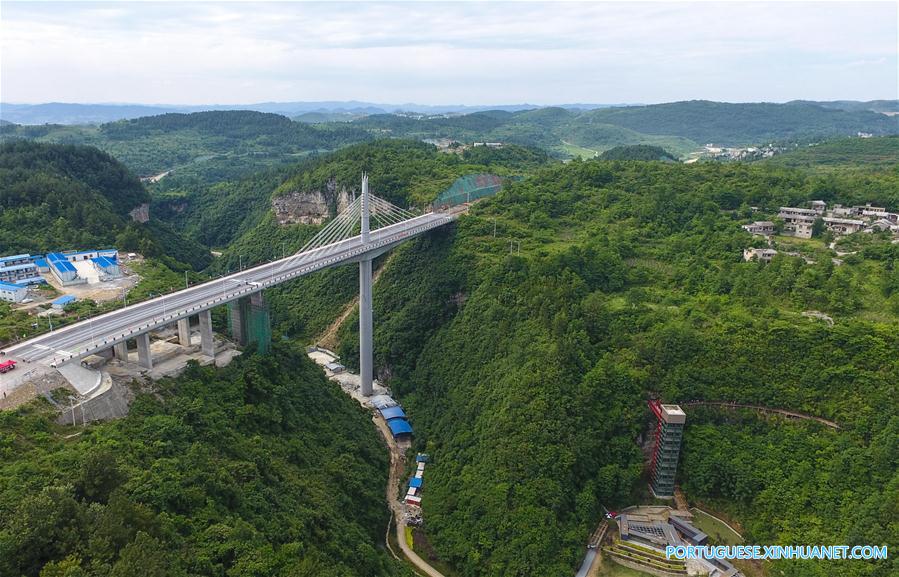 Constru??o da ponte de Gangou é concluída em Guizhou no sudoeste da China