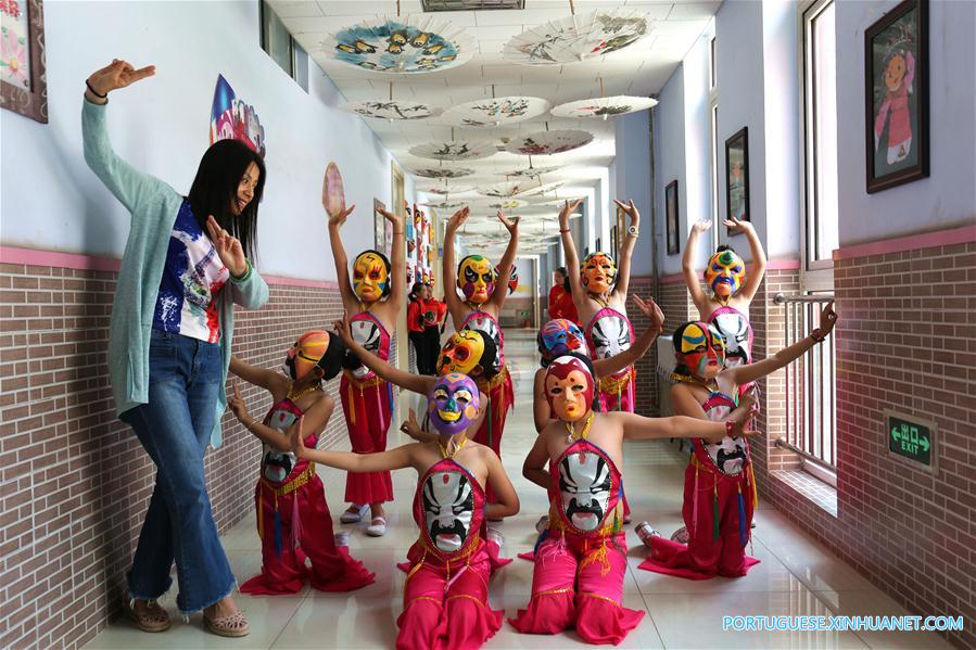 Alunos aprendem sobre cultura tradicional em Hebei
