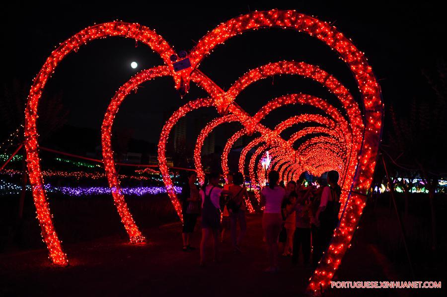 Festival de luzes come?a em Guizhou, no sudoeste da China