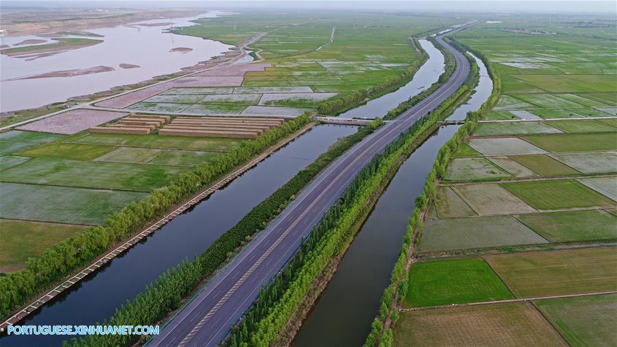 Dez cidades de Ningxia localizadas ao longo de rio Amarelo s?o ligadas por estrada