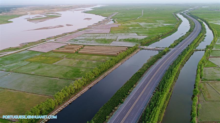 Dez cidades de Ningxia localizadas ao longo de rio Amarelo s?o ligadas por estrada