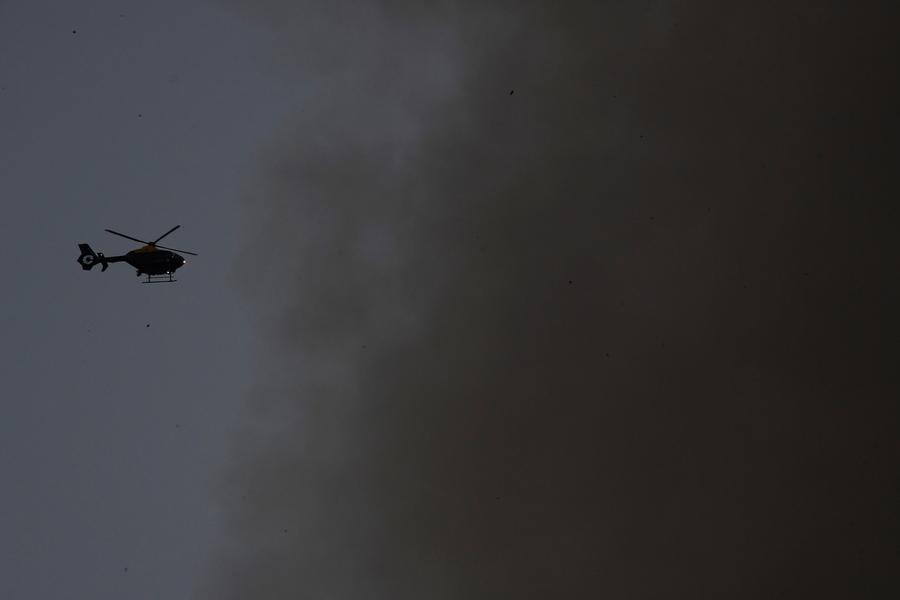 Incêndio atinge edifício de 27 andares em Londres