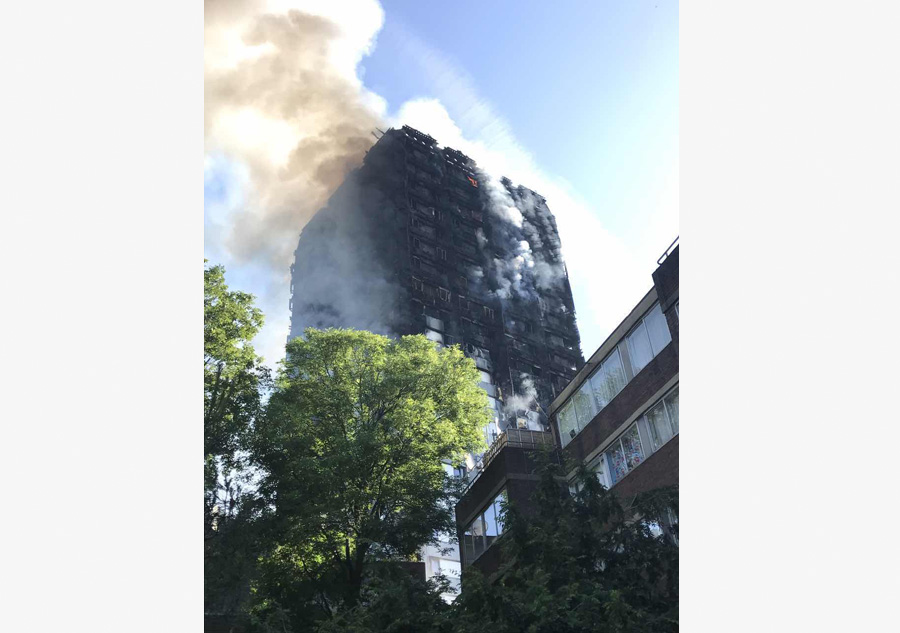 Incêndio consome edifício residencial em Londres e deixa 12 mortos