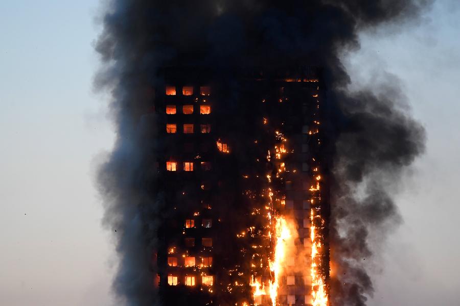 Incêndio consome edifício residencial em Londres e deixa 12 mortos