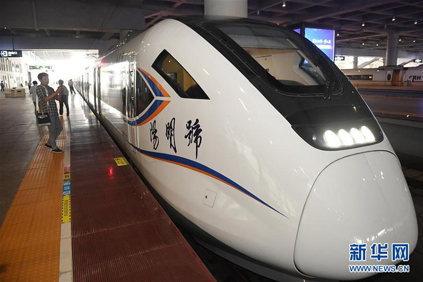 Primeiro trem interurbano de 160km/h da China inicia opera??es de teste