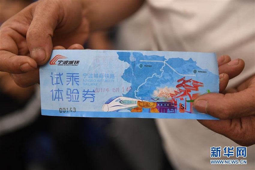 Primeiro trem interurbano de 160km/h da China inicia opera??es de teste