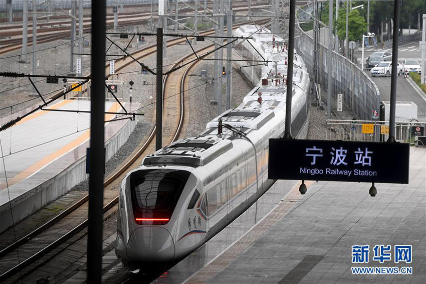 Primeiro trem interurbano de 160km/h da China inicia opera??es de teste