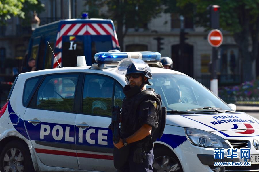 Carro com explosivos colide com veículo policial em Paris