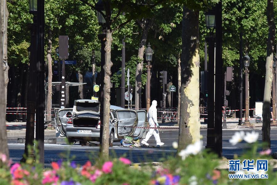 Carro com explosivos colide com veículo policial em Paris