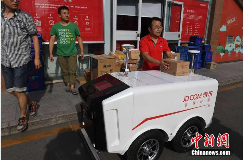 Gigante chinês do comércio eletr?nico usa rob?s para entregar encomendas