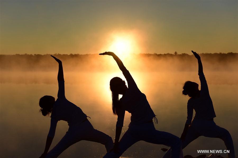 Praticantes e f?s celebram Dia Internacional do Ioga por toda a China