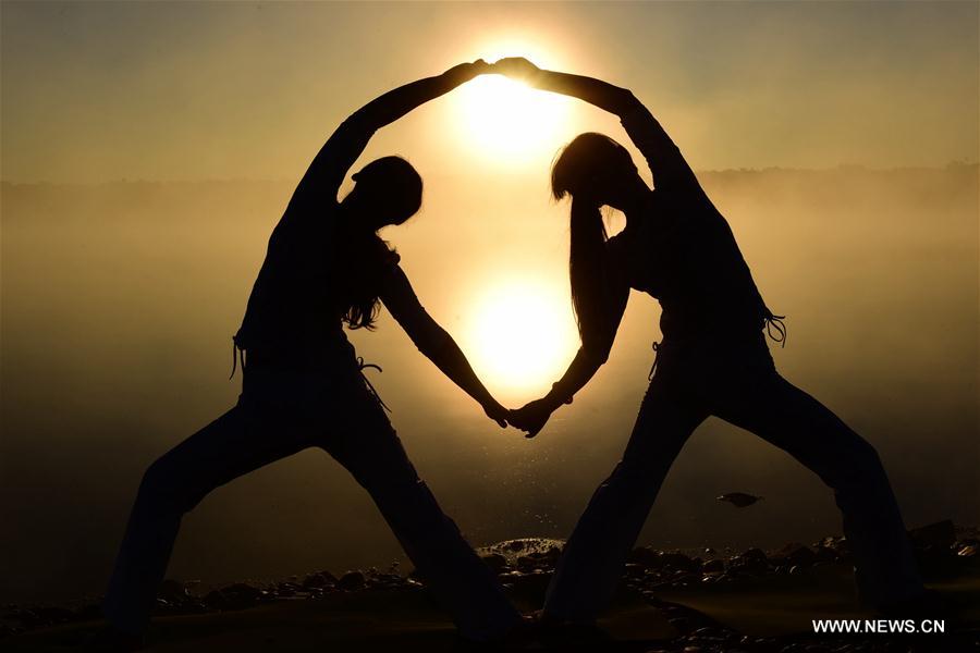 Praticantes e f?s celebram Dia Internacional do Ioga por toda a China