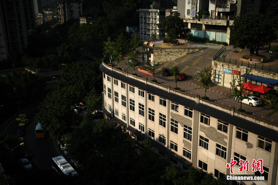 Insólito: Rua construída sobre edifício em Chongqing se torna viral nas redes sociais
