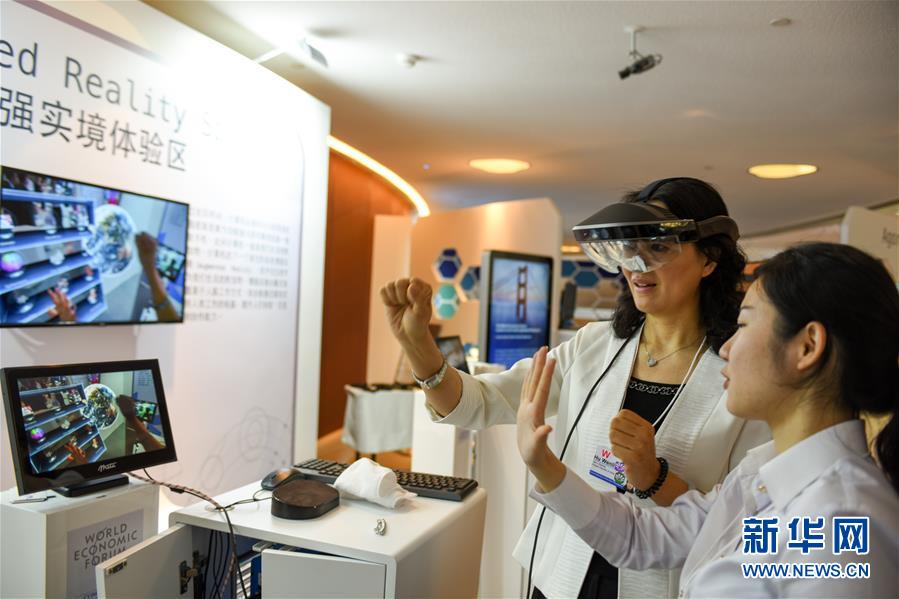 “Tecnologia do futuro” exibida durante o Fórum Davos de Ver?o em Dalian