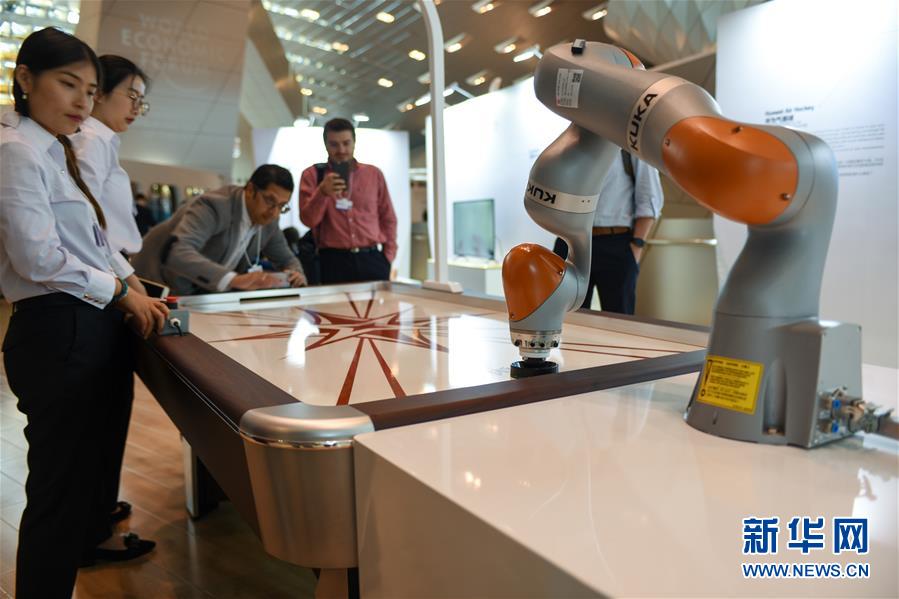 “Tecnologia do futuro” exibida durante o Fórum Davos de Ver?o em Dalian